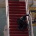 Biden resbaló al intentar subir al Air Force One (videos)