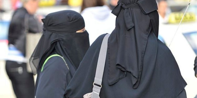 Suiza prohíbe el uso del velo islámico