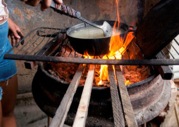 Estudio revela que en Venezuela 94% cocina sin provisión regular de combustible (y muchos usan leña)
