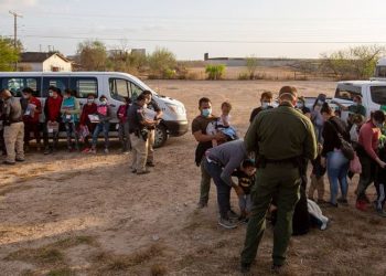Cárteles mexicanos aprovechan política migratoria de Biden para intensificar el tráfico de personas