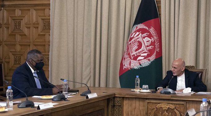 Secretario de Defensa sorprende con visita a Afganistán