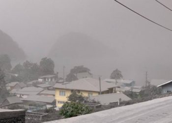 Tras erupción de volcán, San Vicente y las Granadinas evacúa a más de 15.000 personas y sufre apagón