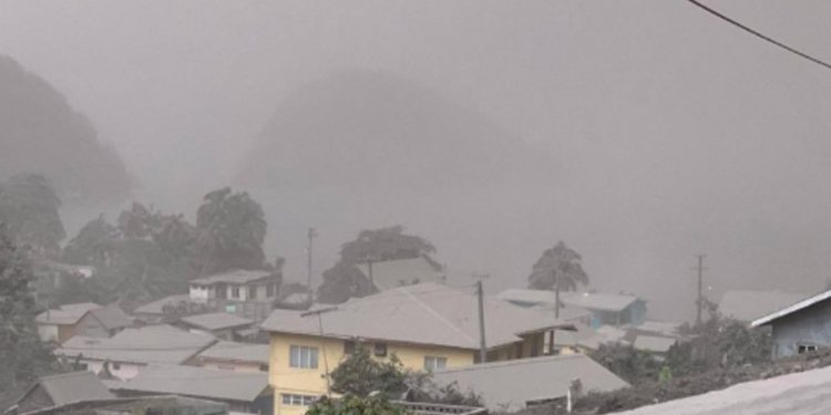 Tras erupción de volcán, San Vicente y las Granadinas evacúa a más de 15.000 personas y sufre apagón