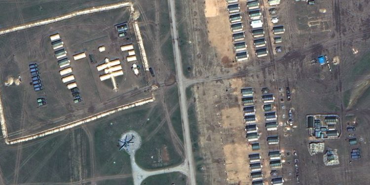 Satélites confirman que despliegue militar ruso en frontera con Ucrania es mayor de lo que se creía