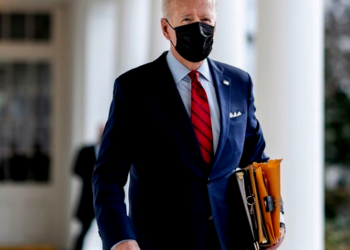 Biden mantiene un sólido 56% de aceptación