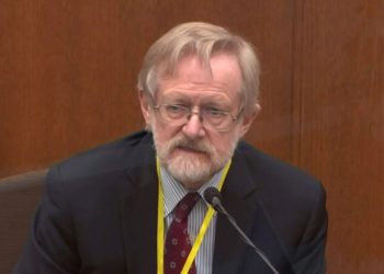 Médico descartó en corte que George Floyd haya muerto por consumo de drogas