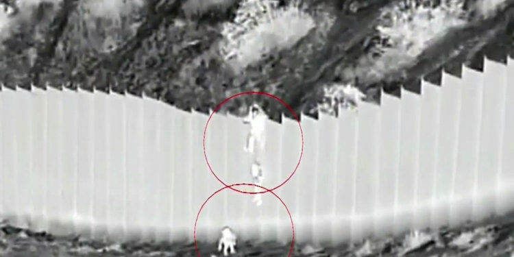 Las dos niñas lanzadas desde una valla fronteriza por dos "coyotes" están sanas y salvas
