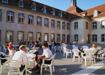 Macrón cierra la ENA una escuela elitista para políticos