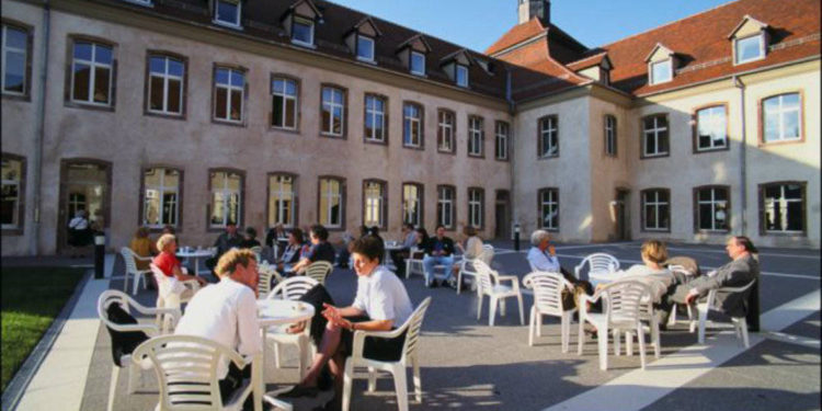 Macrón cierra la ENA una escuela elitista para políticos