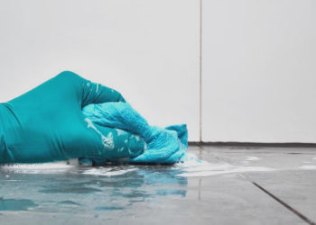 Para evitar el COVID-19 ¿Qué es mejor desinfectar o no las superficies?