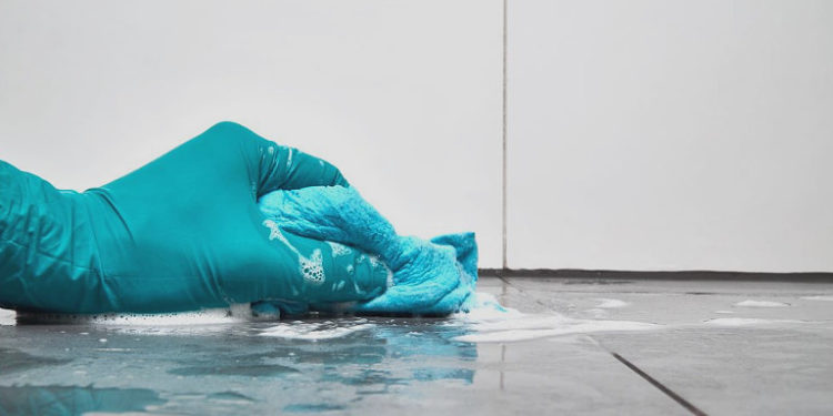 Para evitar el COVID-19 ¿Qué es mejor desinfectar o no las superficies?