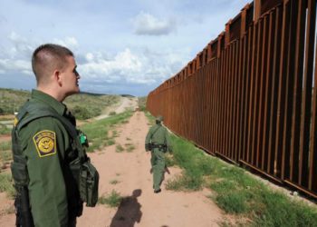 Migrantes burlan las patrullas fronterizas a plena luz del día