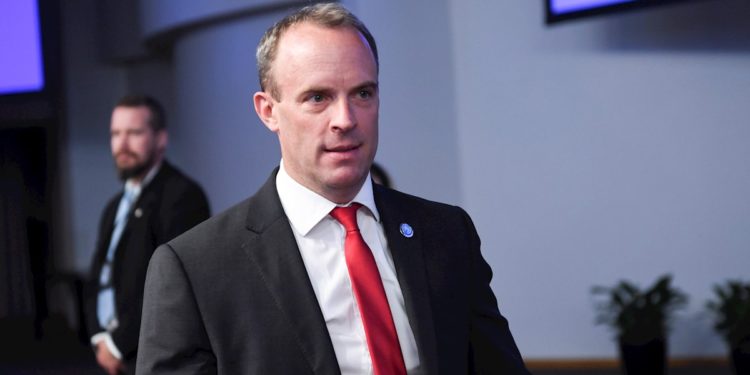 Máximo diplomático británico viaja a Israel en esfuerzo por lograr la paz en la región