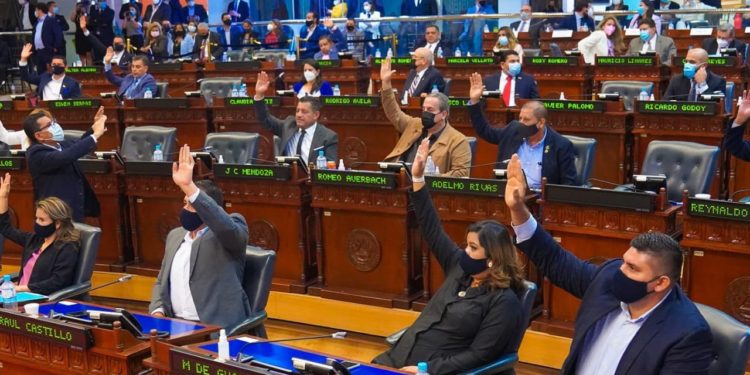 Oficialismo de Bukele destituye a magistrados de la Corte Suprema y nombra Fiscal General a dedo