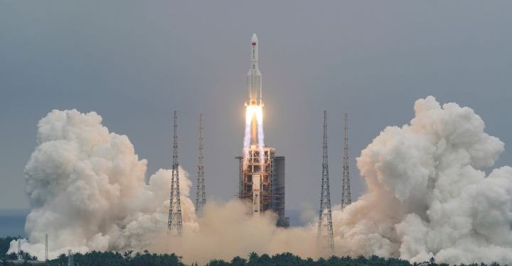 Una incertidumbre menos: Restos del cohete chino caen en el Océano Índico