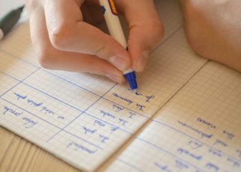 Francia prohíbe el lenguaje inclusivo en la educación nacional