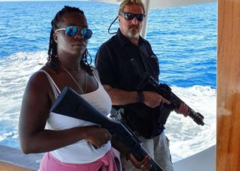 McAfee y su esposa saliendo de Cuba