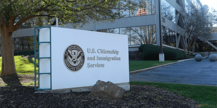 USCIS flexibiliza entrega de pruebas adicionales para "green card" y ciudadanía