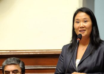 Fujimori juró preservar la democracia con Vargas Llosa y Leopoldo como testigos