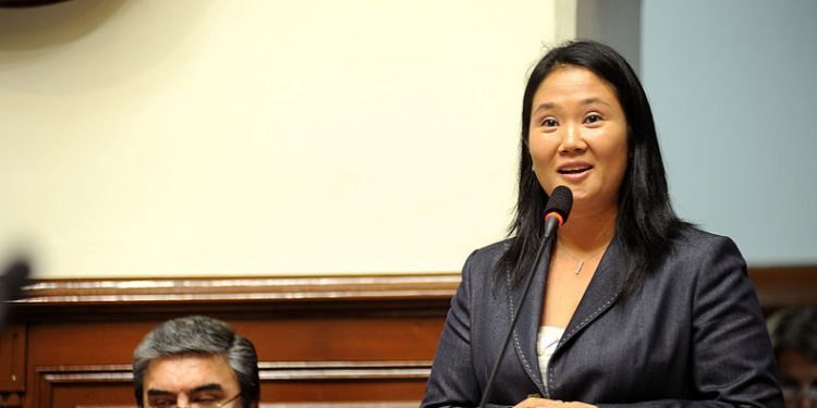 Fujimori juró preservar la democracia con Vargas Llosa y Leopoldo como testigos