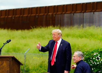Trump y gobernador de Texas visitan frontera con México, seguirá la construcción del muro