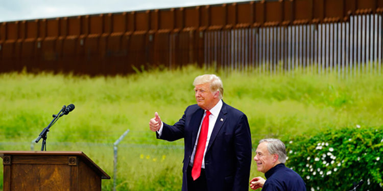 Trump y gobernador de Texas visitan frontera con México, seguirá la construcción del muro