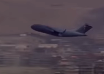 Con el último avión que sale de Afganistán, EEUU termina la guerra más larga de su historia