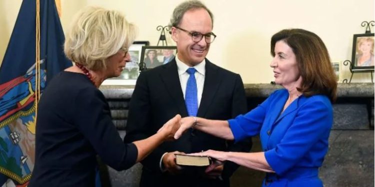 New York juramentó a su nueva gobernadora