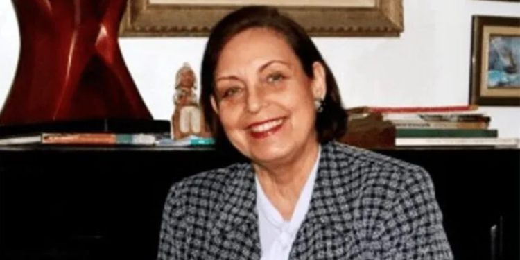 Ya Rosana cabalga por las nubes del cielo en su unicornio azul