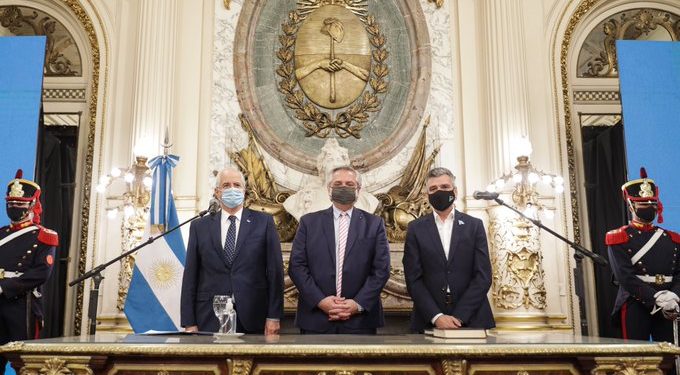 Argentina: renuevan gabinete un mes antes de elecciones primarias