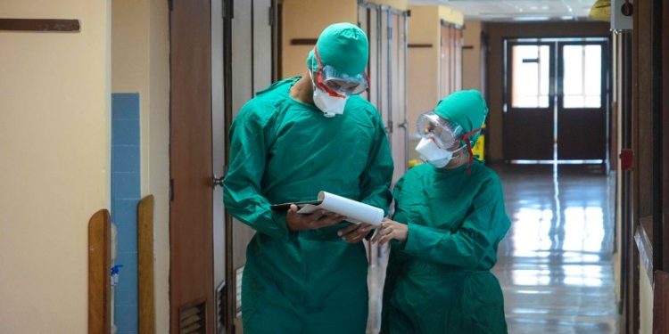 Estragos de la variante Delta demuelen el mito de la salud en Cuba