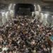 La foto que recorrió el mundo: 640 afganos apretujados en la bodega de un avión