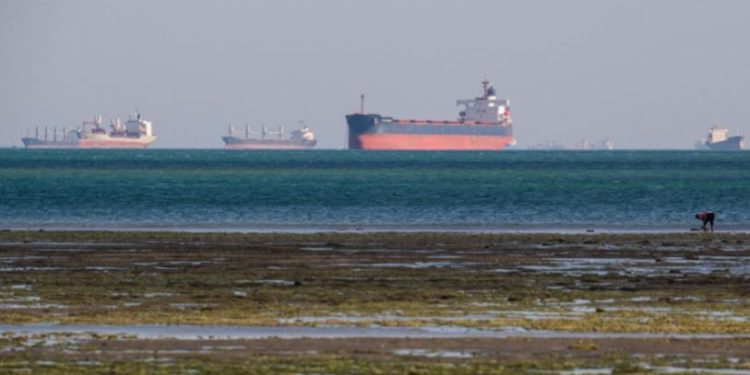 Es la segunda vez: Barco atascado bloqueó tráfico por el Canal de Suez