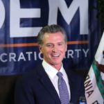 Newson ganó en California con el voto latino de última hora, pero advirtió que el trumpismo no ha muerto