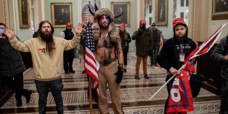 Chamán de QAnon se declara culpable de participar en el asalto al Capitolio