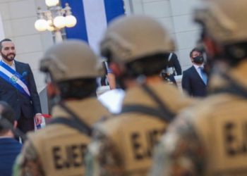 ¿Nayib Bukele dictador de El Salvador? Al menos eso dice en su biografía de Twitter