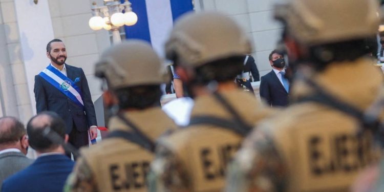 ¿Nayib Bukele dictador de El Salvador? Al menos eso dice en su biografía de Twitter