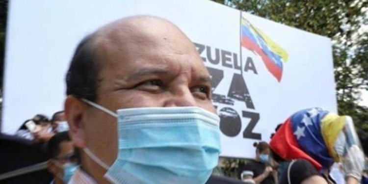 Venezuela: Trasladado de urgencia Ronald Carreño a clínica por hipertensión y Covid-19
