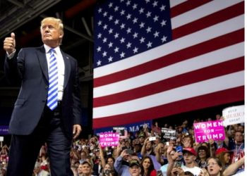 ¿Escape de la realidad? Trump recorre el país en campaña electoral