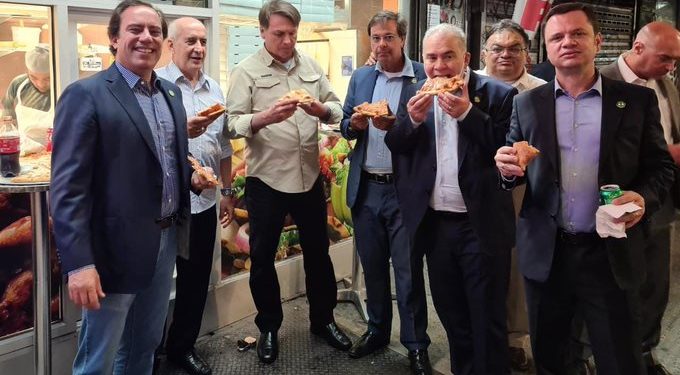 Bolsonaro en EEUU sin vacunarse se fotografía comiendo en la calle