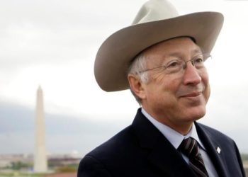 Harris juramentó a Ken Salazar como embajador en México