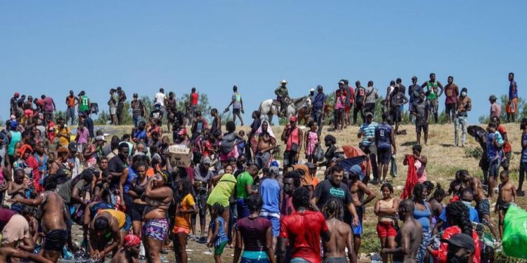 EEUU comienza la deportación por avión de migrantes haitianos