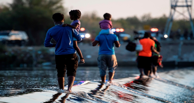 Gobierno de Biden planea deportar miles de haitianos en Texas