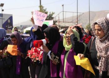 Talibanes golpean con palos a mujeres y manifestantes