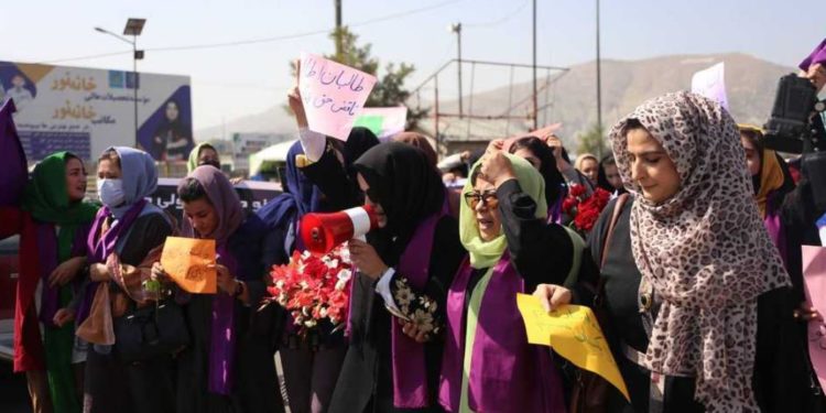 Talibanes golpean con palos a mujeres y manifestantes