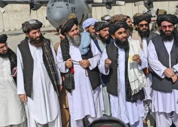 Talibanes se declaran victoriosos, pero heredan un Afganistán en total caos