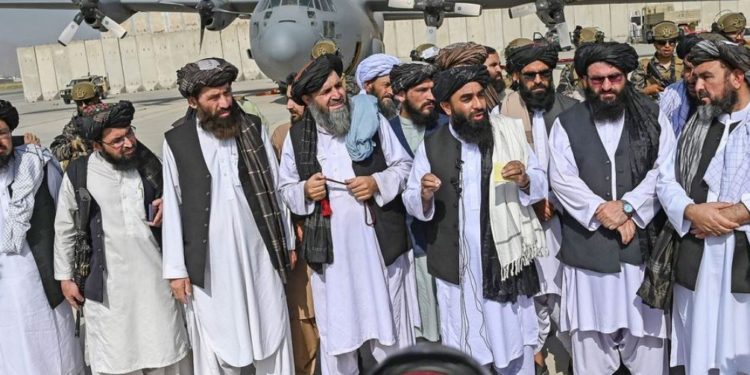 Talibanes se declaran victoriosos, pero heredan un Afganistán en total caos