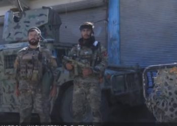 Talibanes escoltaron a estadounidenses al aeropuerto