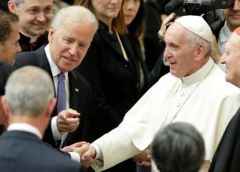 El Papa se reúne con Biden para reacomodar relaciones EEUU-Vaticano