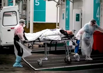 Covid-19 hace estragos en Rusia: ¿Por qué los rusos desconfían de su vacuna Sputnik V?
